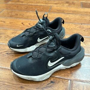 Nike youth Run Flow black sneakers shoes sz 5 pull up bungee laces DR0472-001